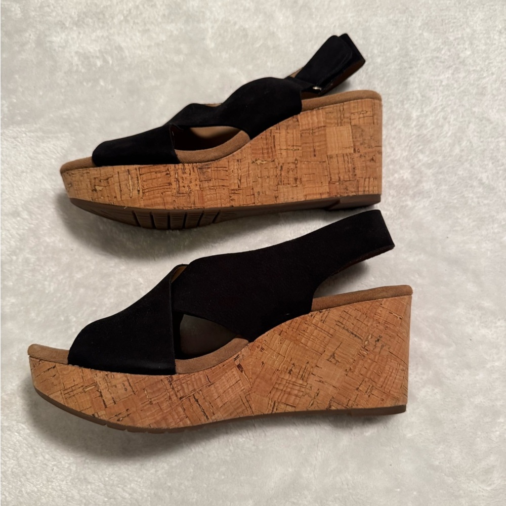 Clarks Women's Black and Tan Sandals - Picture 6 of 11